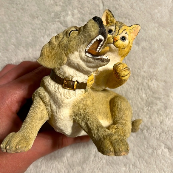 Puppy and Kitten are playing together figurine . Love and Friendship. Polyresin - Picture 3 of 10